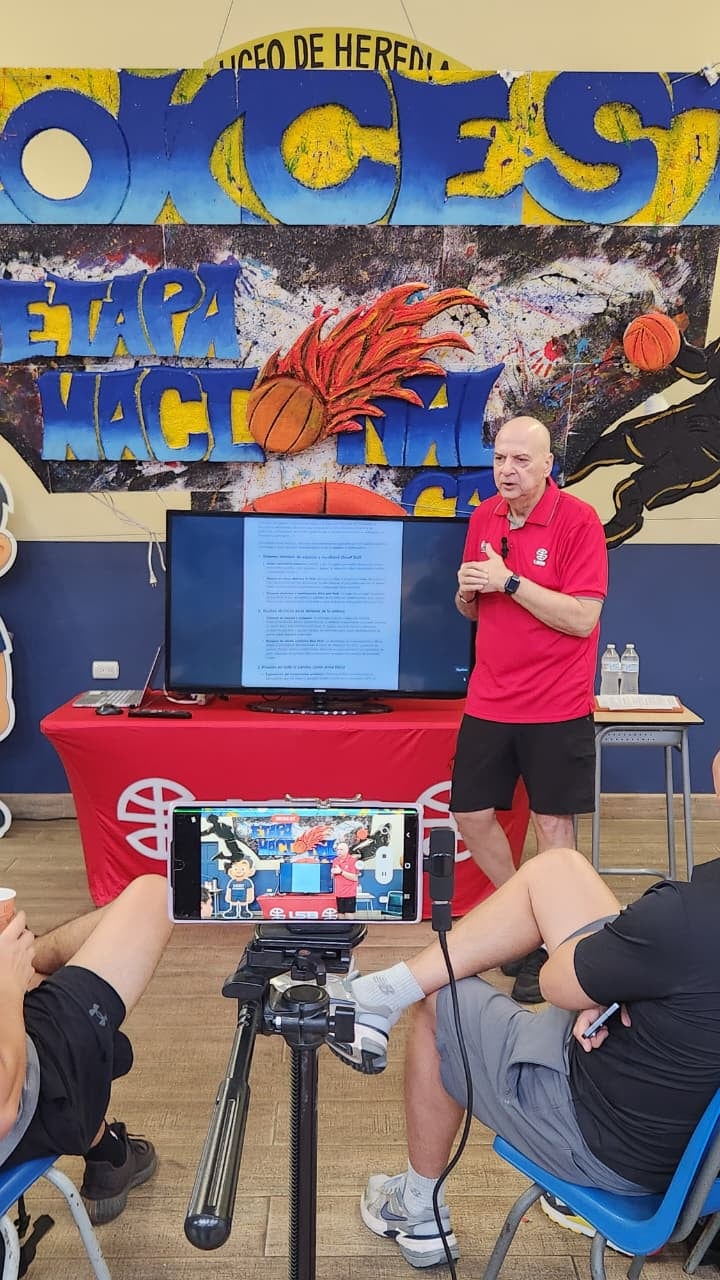 El coach Carlos Morales dio capacitación a técnicos costarricenses de baloncesto