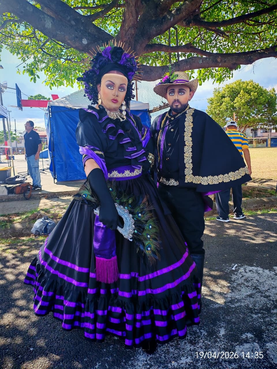 El nicaragüense William Hernández Hernández, trabaja como auxiliar en enfermería, también como estilista y dirige el grupo folclórico Xochiquetzal
