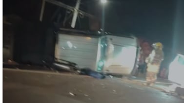 ¡Impactante vuelco en Jacó! Cinco heridos y una persona quedó prensada tras violento choque