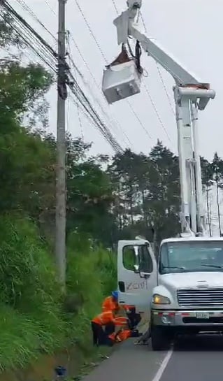 El hombre cayó, al parecer, debido a un fallo en la canasta de la grúa. Foto cortesía.