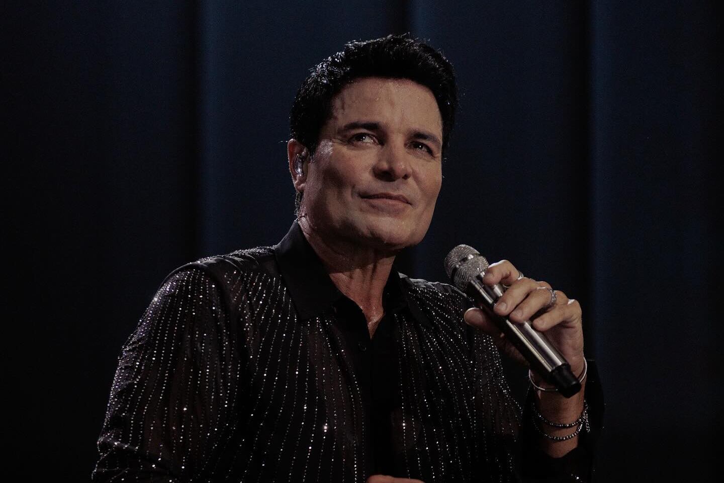 Chayanne está recibiendo una petición de las ticas tras su emoción por concierto.