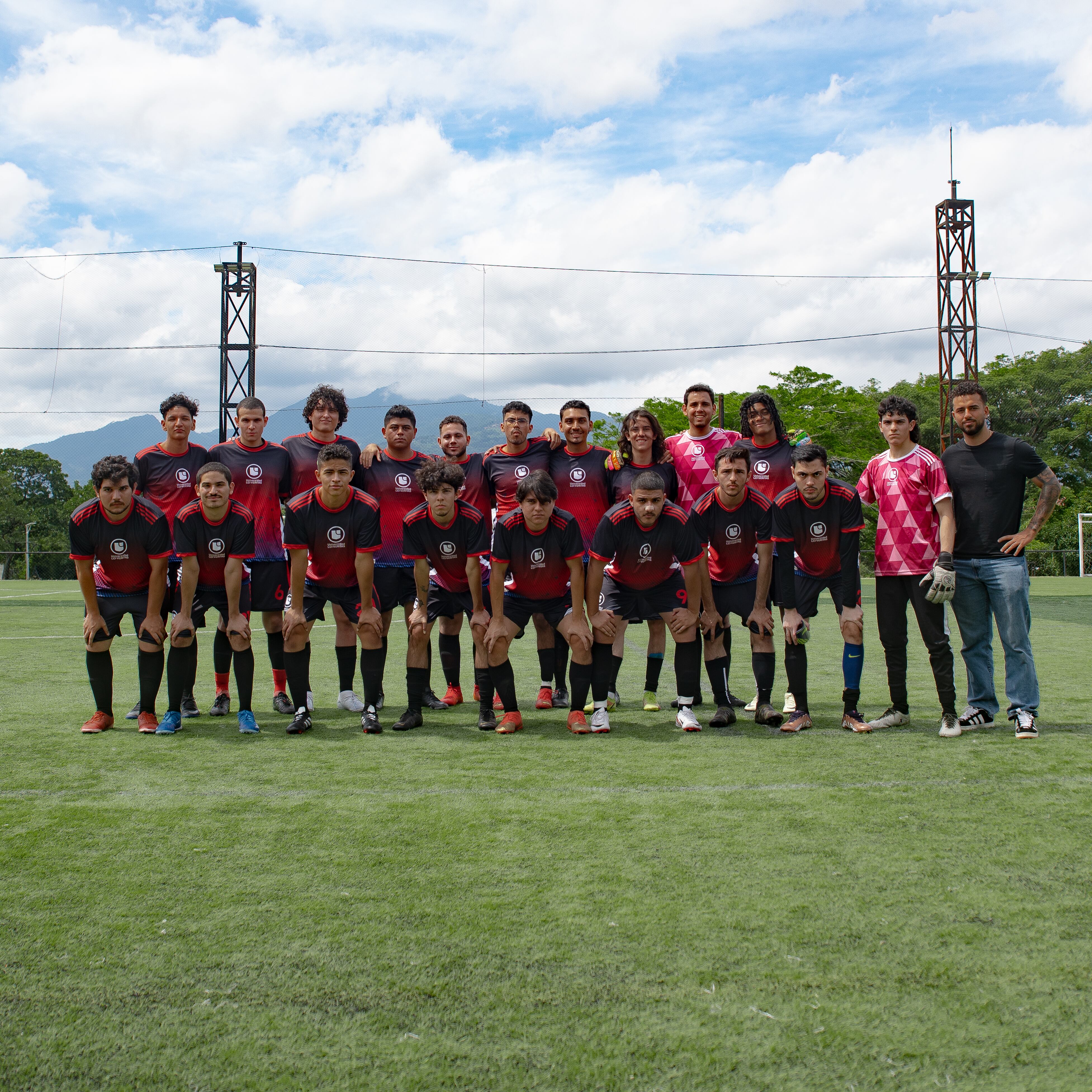 Uniliga: El equipo de Veritas dio la pelea en un verdadero partidazo.