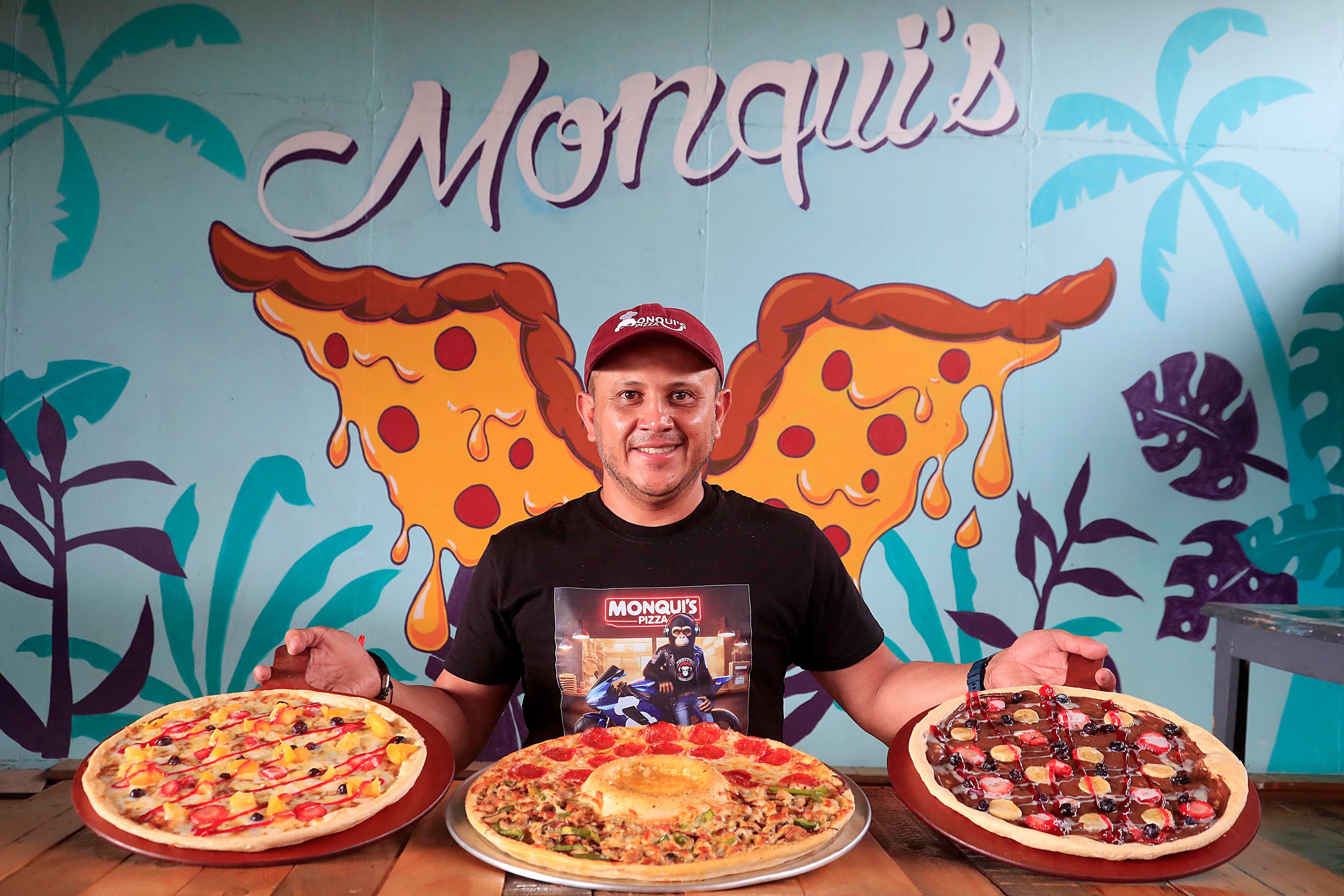 26/01/2023     Taras de Cartago. Monquis Pizza se luce con el exquisito sabor de sus pizzas tradicionales, pero sobre todo con las auténticas y exclusivas pizzas dulces, hechas a base de frutas tradicionales como banano, fresa, piña, arandanos y toppings de nutella y leche condensada. Foto: Rafael Pacheco Granados