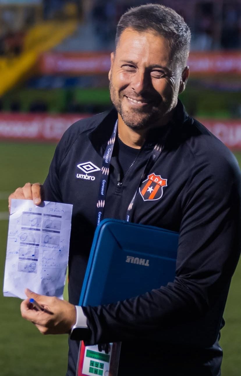 Diego Cejas mostró el documento en el que tenían anotado el estudio a los pateadores de Xelajú.