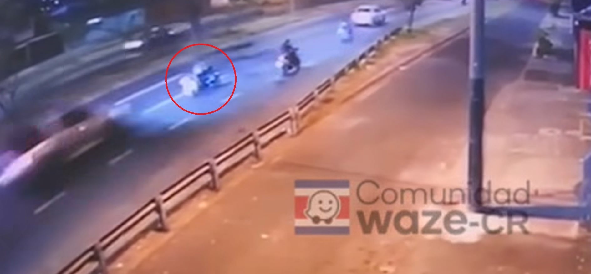 La cámara captó el momento exacto del mortal accidente en Circunvalación. Foto Waze CR.