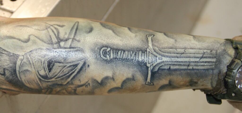 Tatuajes serían claves para identificar cuerpo hallado en Quepos. Foto OIJ.