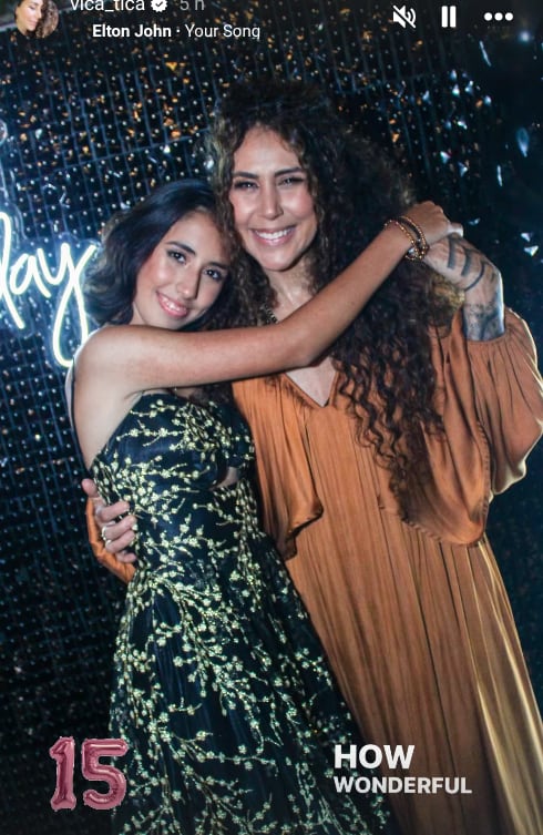 Vica Andrade y sus hijos en la fiesta de los 15 años de Coral, la menor de sus hijos.