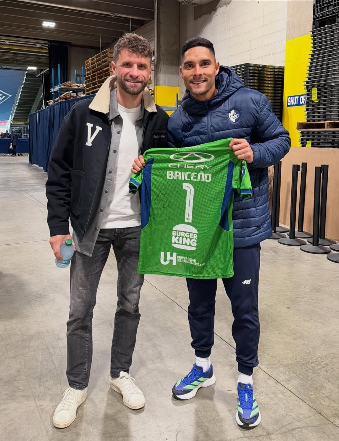 Briceño posó junto al histórico Thomas Müller tras el partido.