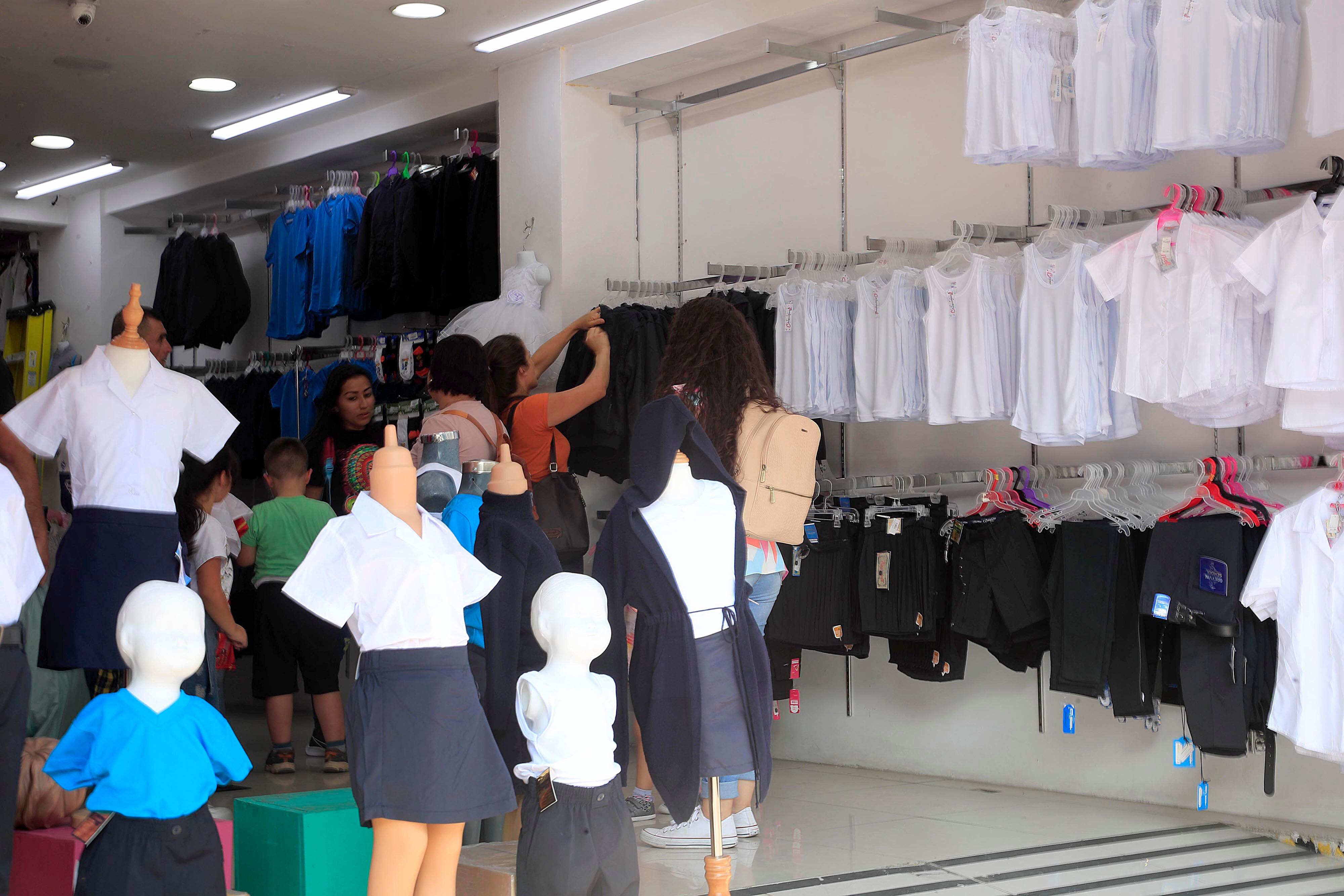 10/01/2024       San José. Recorrido por el bulevar de la Avenida Central decenas de personas visitaron las tiendas para adquirir los útiles, cuadernos y lápices básicamente, y los uniformes para sus hijos y nietos para la entrada a clases el mes entrante. En esta ocasión los estudiantes regresarán a las aulas 8 de febrero, día en que inicie oficialmente el curso lectivo 2024.