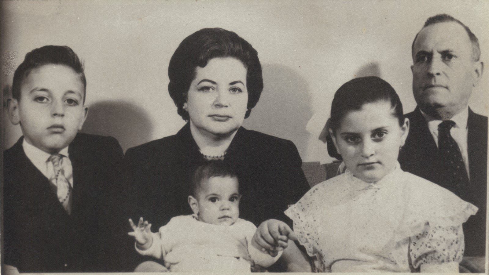 Rafael Ángel Calderón Guardia se casó con María del Rosario Fournier Mora, con quien tuvo tres hijos: Rafael Ángel, Alejandra y María del Rosario. Fue presidente de Costa Rica entre 1940 y 1944