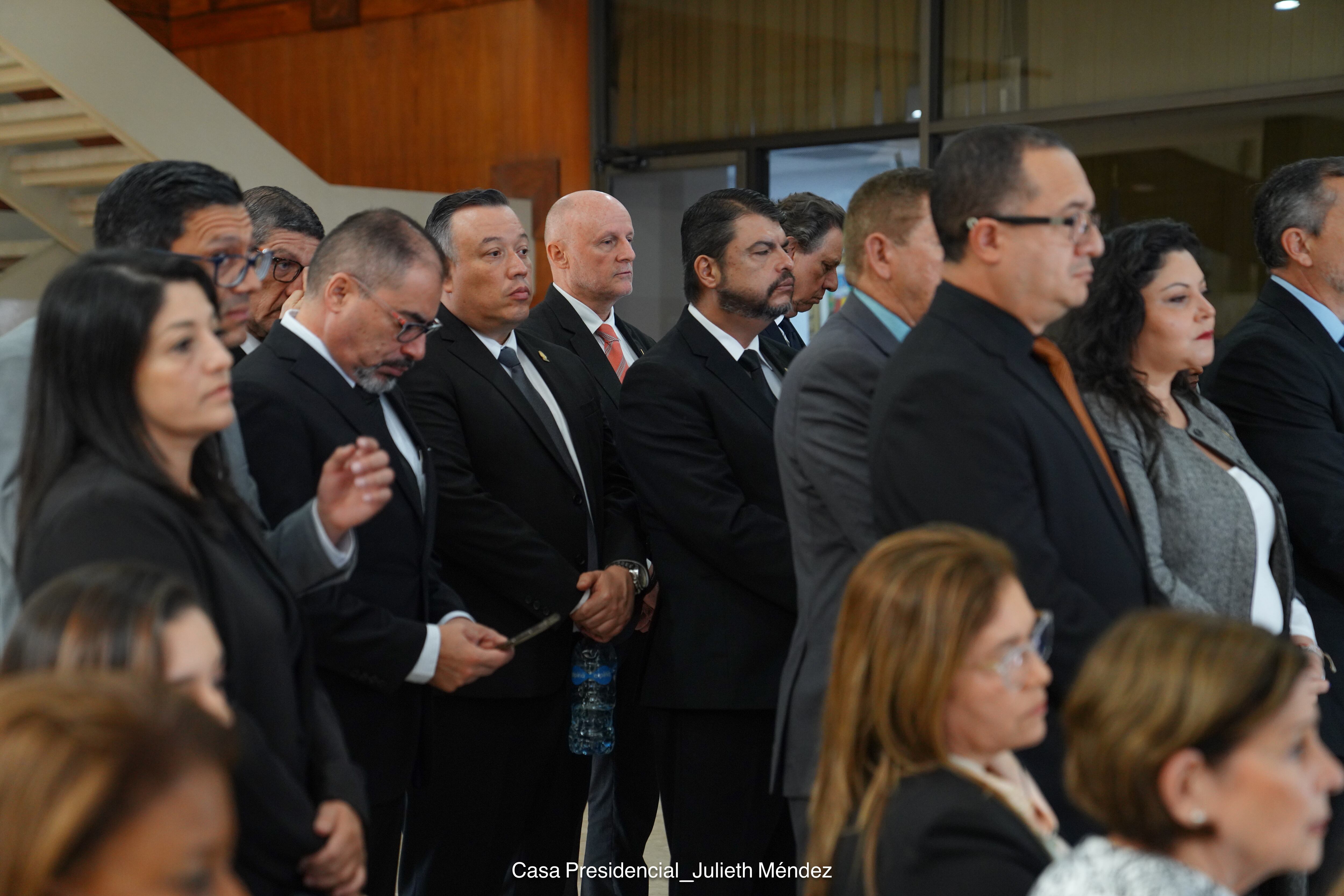 Intregantes del gabinete de Rodrigo Chaves acuerpan al mandatario durante la conferencia de prensa sobre la detención de la presidenta ejecutiva de la CCSS, Marta Esquivel. Foto: Casa Presidencial