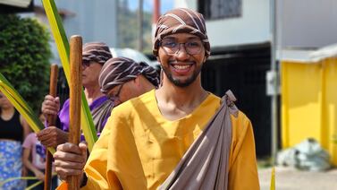¿Cuál vergüenza? Joven disfruta vestirse de apóstol y participar en las procesiones de Semana Santa