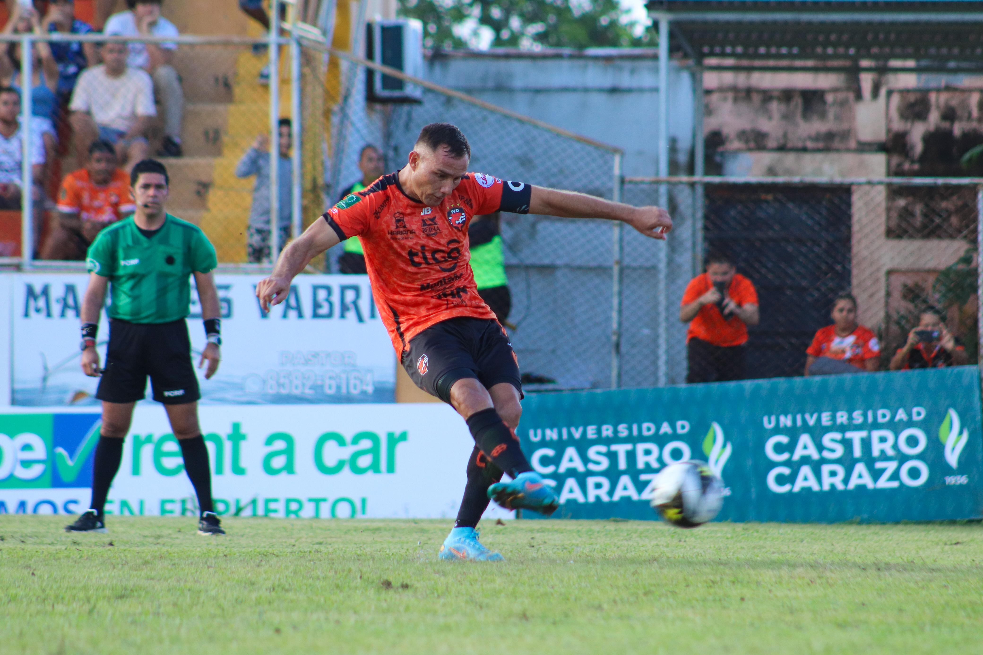 Kenner Gutiérrez empató de penal el juego entre su equipo, Puntarenas, y Pérez Zeledón. Fotografía: Prensa Puntarenas