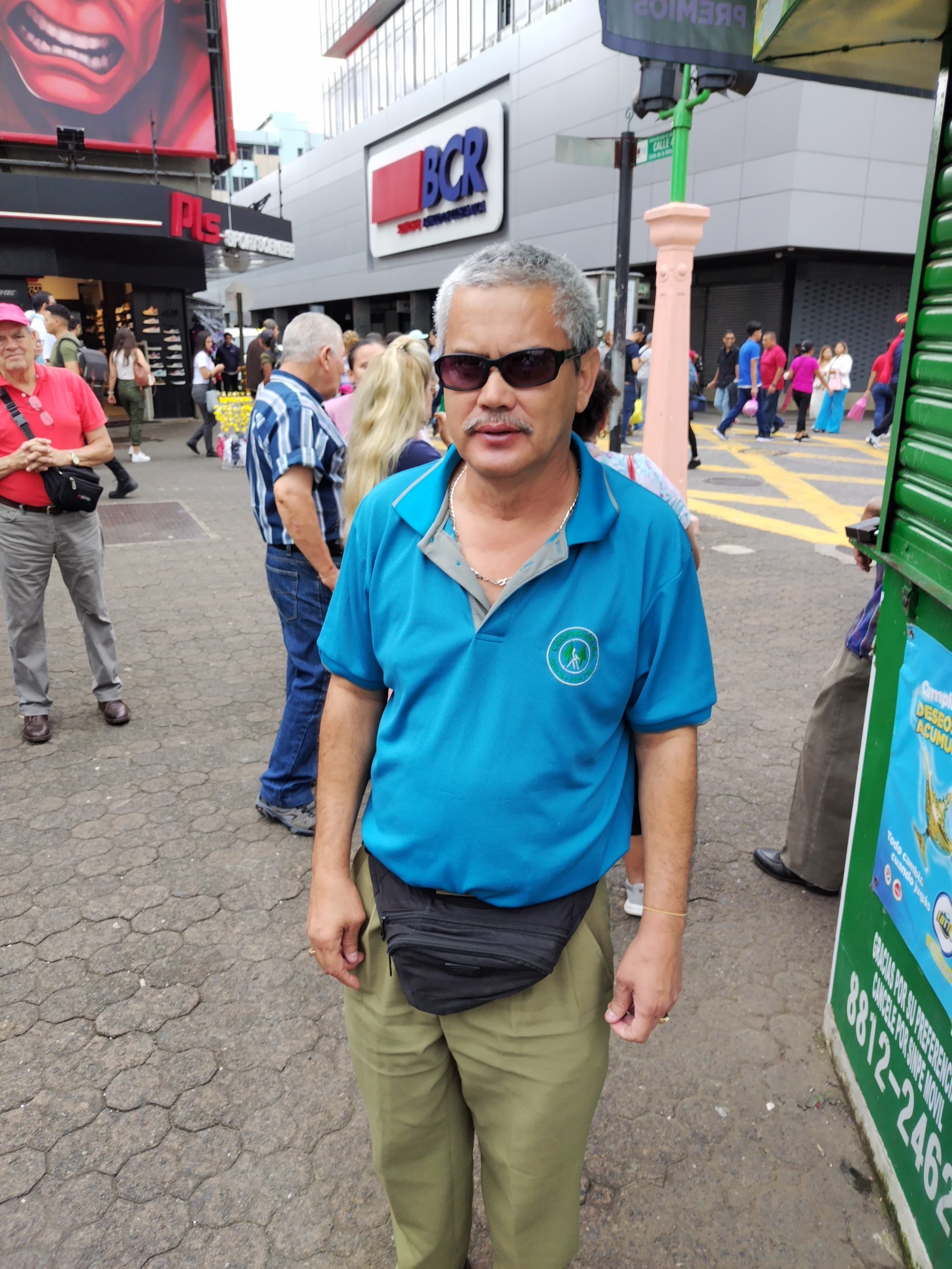 El sobreprecio se convirtió en el rey en San José entre los que estaban vendiendo lotería porque un pedacito de mil colones llegó a ser vendido hasta el 5 rojos. En la foto, don Gerardo  Guillén quien tiene un Punto Max en San José centro.