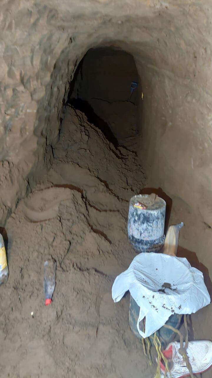 Delincuentes cavaron túnel para tratar de robar combustible. Foto Recope.