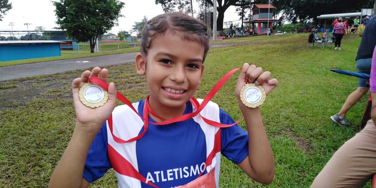 La pequeña Yara Moya necesita su ayuda para participar en una competencia de marcha, en Eslovaquia. Cortesía.