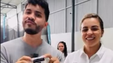 Araya Vlogs envuelto en polémica por donar camiseta usada y no original de la marca Louis Vuitton