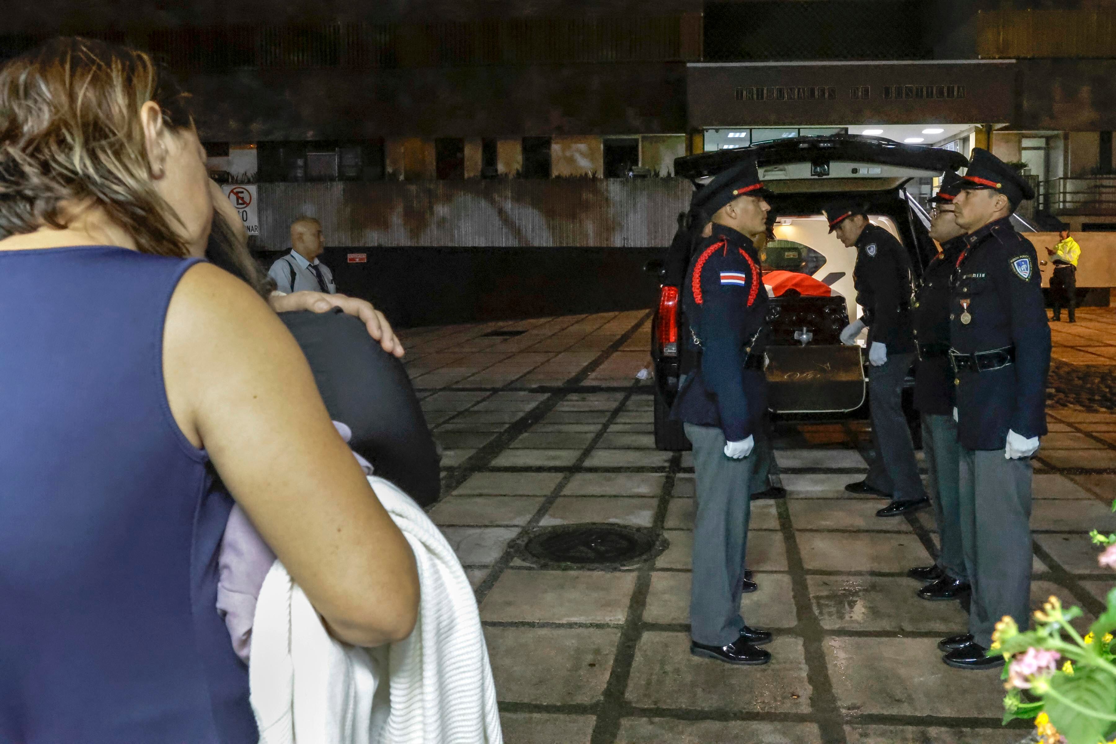 05/10/2023. OIJ, San José. Hora: 04:30:00 p.m. Guardia de honor para el oficial del Organismo de Investigación Judicial  (OIJ), Jeyner Gómez, quien murió en cumplimiento del deber la noche del miércoles. Fotos: Mayela López