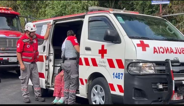 Mujer fue rescatada luego de caer de precipicio