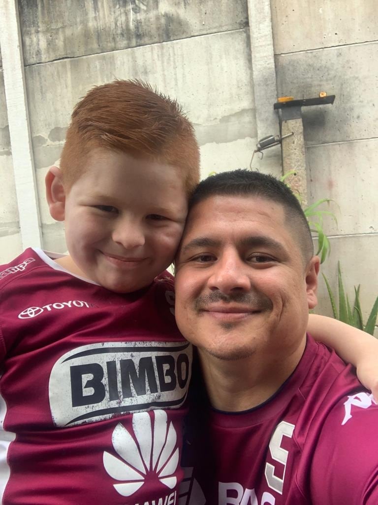 Juan Pablo Rodríguez sabe que el juego contra Guadalupe se las trae. En la foto con su hijo Mathías. Cortesía.