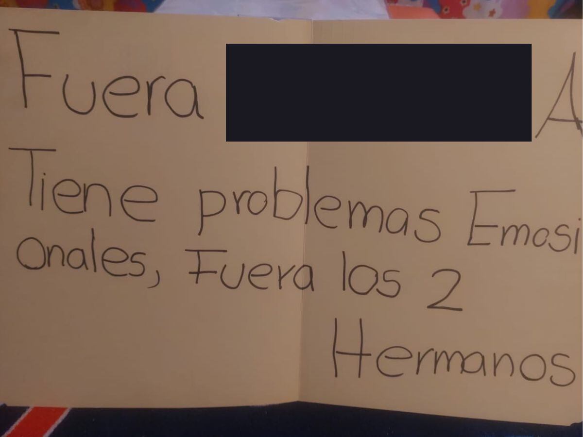 Este ese solo uno del montón de carteles que pusieron para pedir la expulsión del hijo de Jaime.
