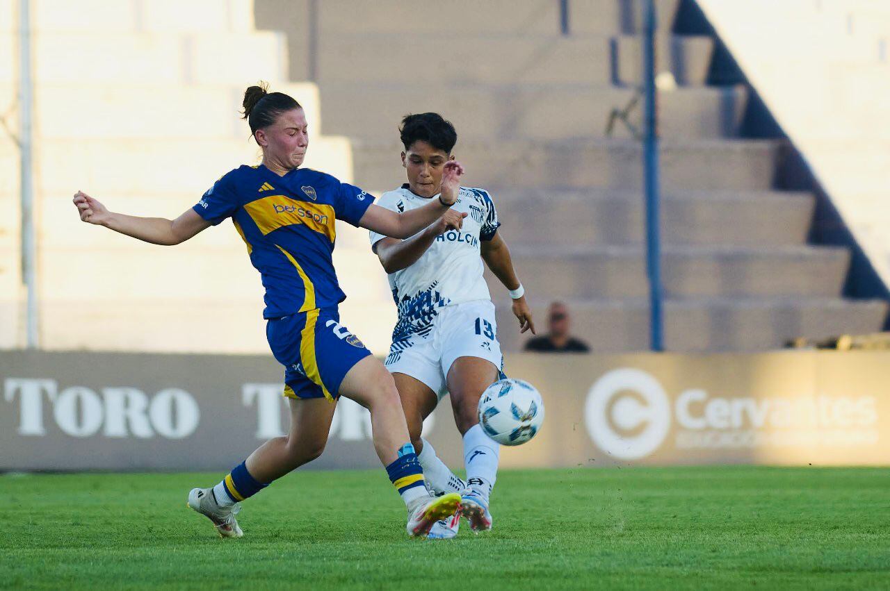 Joselyn Briceño se convirtió en la primera jugadora costarricense en llegar al fútbol de Argentina. Cortesía.