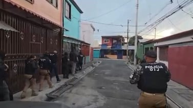 Detienen sospechosos de usar cheques sin fondos para estafar a negocios por más de ¢48 millones