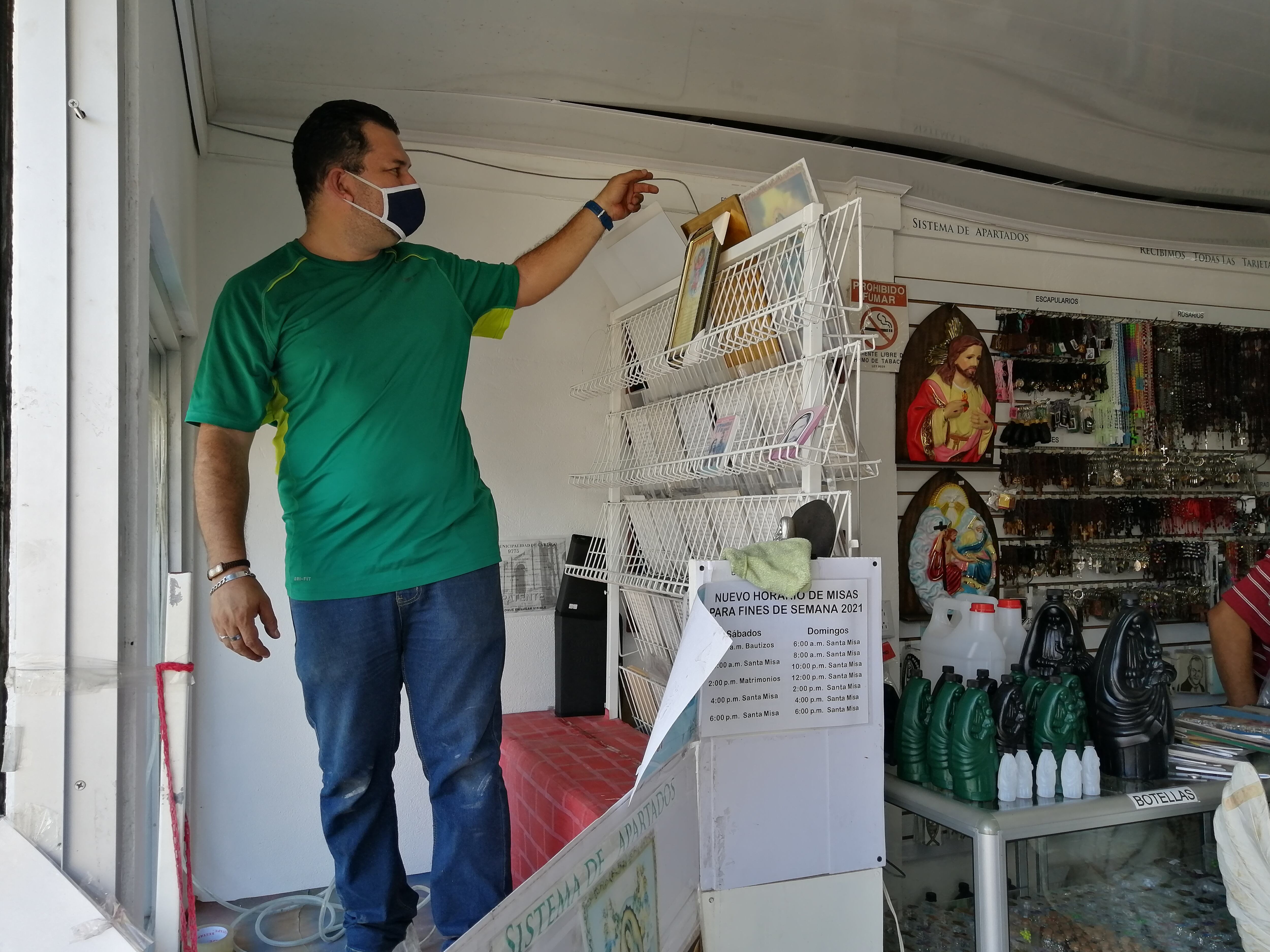 Tornado causó múltiples daños en negocios ubicados en los alrededores de la basílica de Los Ángeles. Foto Keyna Calderón.
