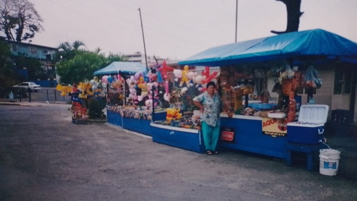 Javier Alcázar Castro trabaja en el Kiosko Alcázar que es de su familia desde hace 55 años y está en las afueras del antiguo zoológico Simón Bolívar.
