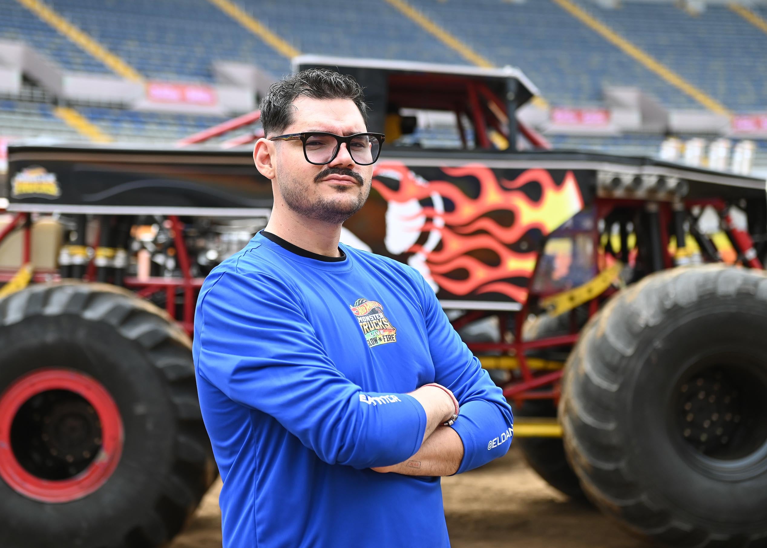 25 de abril del 2025. Estadio Nacional, La Sabana. 10:00 hrs. Preparativos para el show HotWheels Monster Trucks Glow and Fire en la gramilla del Estadio Nacional. Maquinaria pesada realiza movimientos de tierra creando las rampas que los pilotos de monster trucks usarán durante los diferentes shows que ofreceran los días viernes, sábado y domingo de abril.  En la foto: Algunos pilotos fueron entrevistados y se documentaron detalles de los vehículos y de los trabajos que realiza la maquinaria pesada. El Danny CR posa para la foto. Foto: Albert Marín. para la Teja.