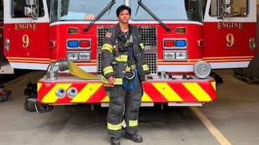 De vender plátanos y limones con una bicicleta en Río Frío a salvar vidas como bombero en Estados Unidos