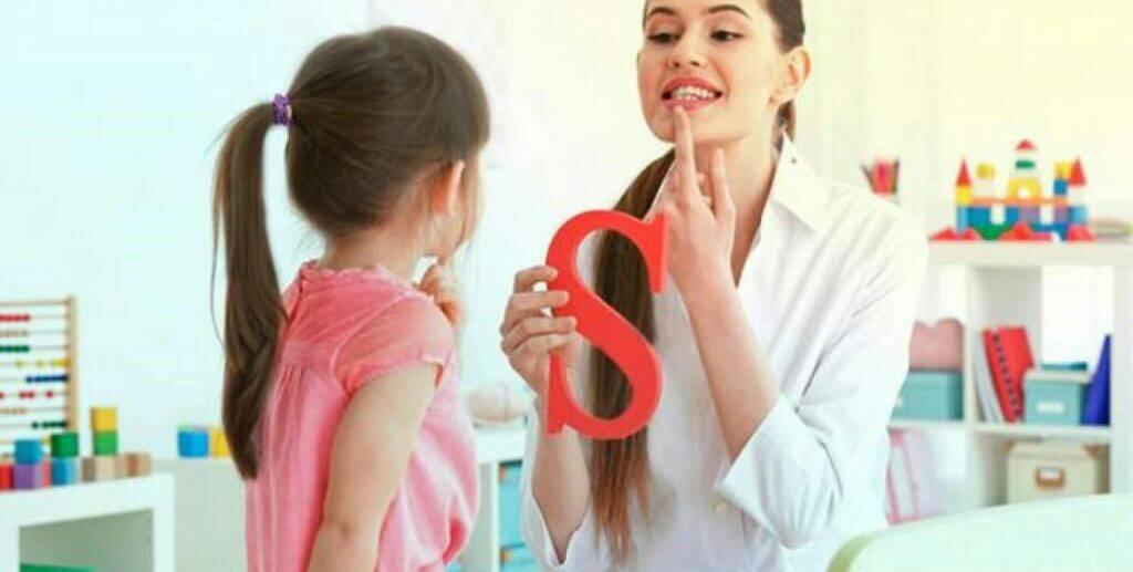 En el país, el servicio de terapia de lenguaje lo reciben niños de 4 años en adelante.