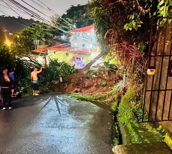 Las autoridades de emergencia atienden el colapso de una vivienda con personas afectadas en río Azul de San José. (Foto: suministrada por Keyna Calderón)