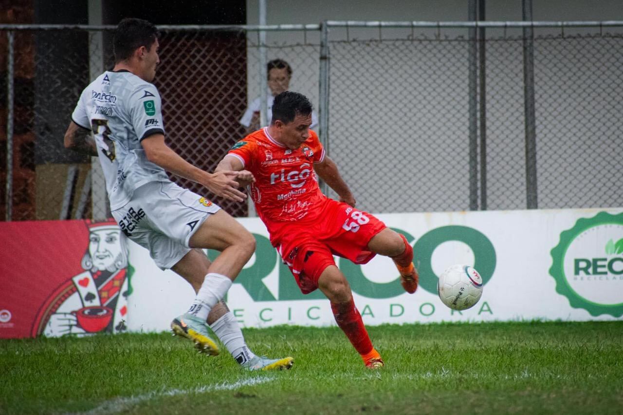 El defensor de Herediano Fernán Faerrón (izquierda) no pudo detener al atacante de Puntarenas Luis Miguel Franco, quien consiguió un doblete y revivió a su equipo.