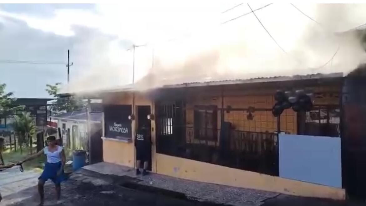 Policletos salvan a familia de morir quemada en Siquirres. Foto MSP.