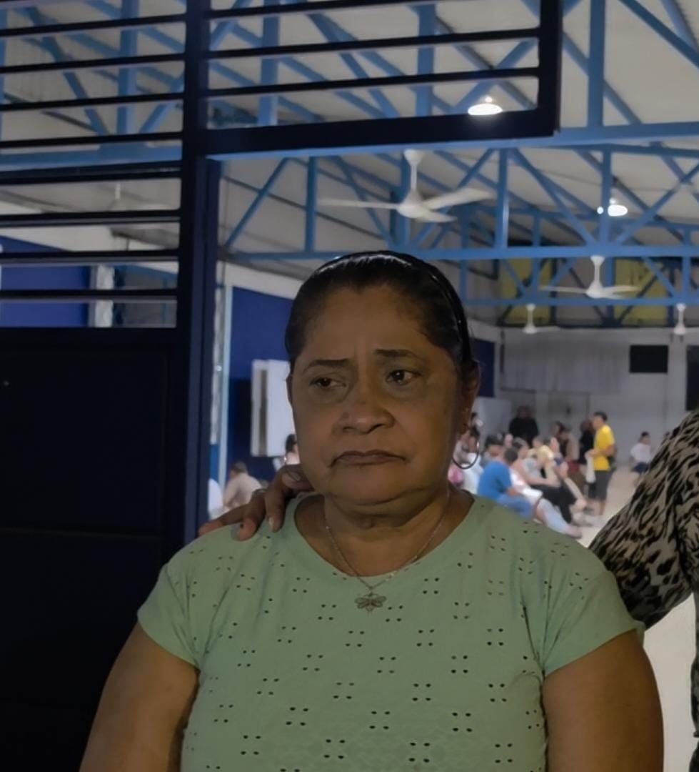 Dora Marchena, mamá de Carlos Josué Marchena Marchena, el costarricense que murió bajo custodia del ICE en Estados Unidos, pudo despedir a su hijo en Batán, Limón. Foto: Bataneño para La Teja