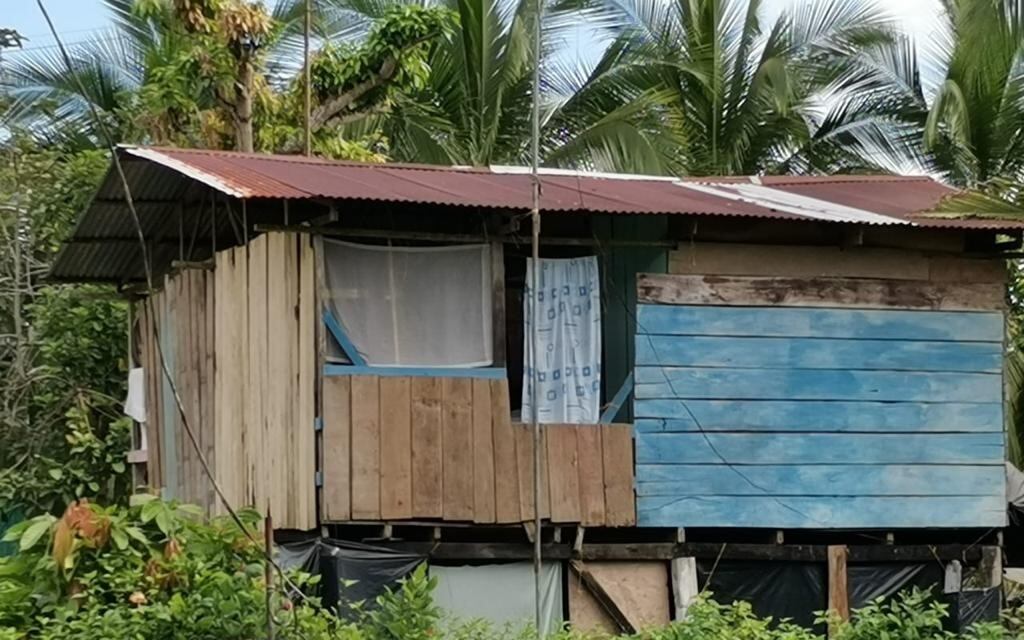 Hombre en apariencia es asesinado por su pareja sentimental en Sixaola de LImón. Foto Rául Cascante.