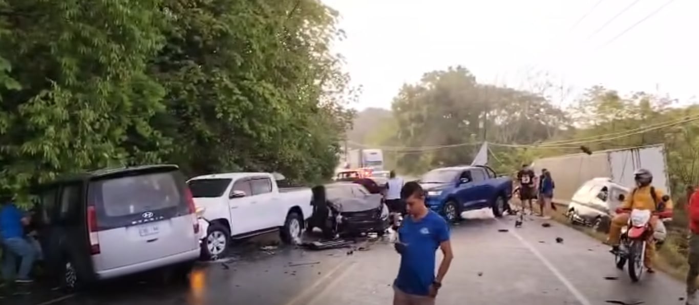 Un aparatoso choque múltiple que involucró a un tráiler y al menos cinco vehículos livianos se registró la madrugada de este miércoles 15 de abril en la carretera Costanera Sur. Foto: Tomada de Osa Informativo