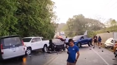 Choque entre tráiler y cinco vehículos deja seis heridos en Cortés de Osa