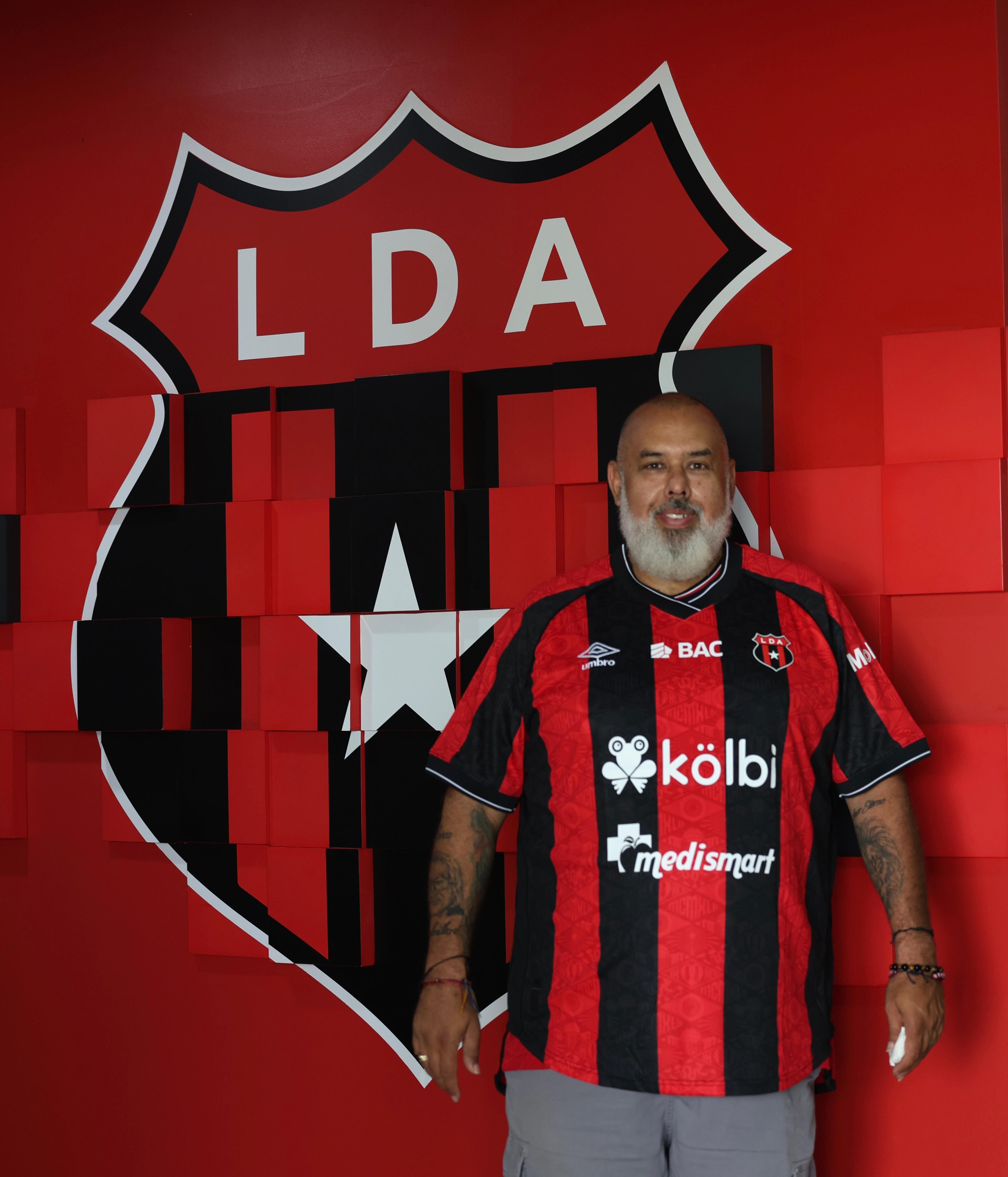 Liga Deportiva Alajuelense le obsequió la camisa rojinegra a Christian Castro.