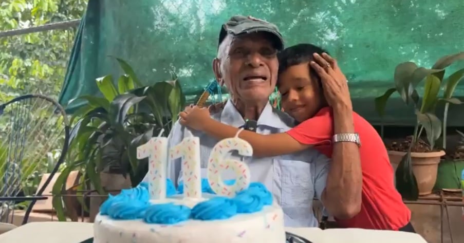 Don José Flores Flores celebró ese 11 de julio sus 116 años de edad. Es el costarricense de mayor edad con vida y como buen tico cuando le pusieron música se tiró a pista y terminó bailando con 8 mujeres en menos de 4 minutos
