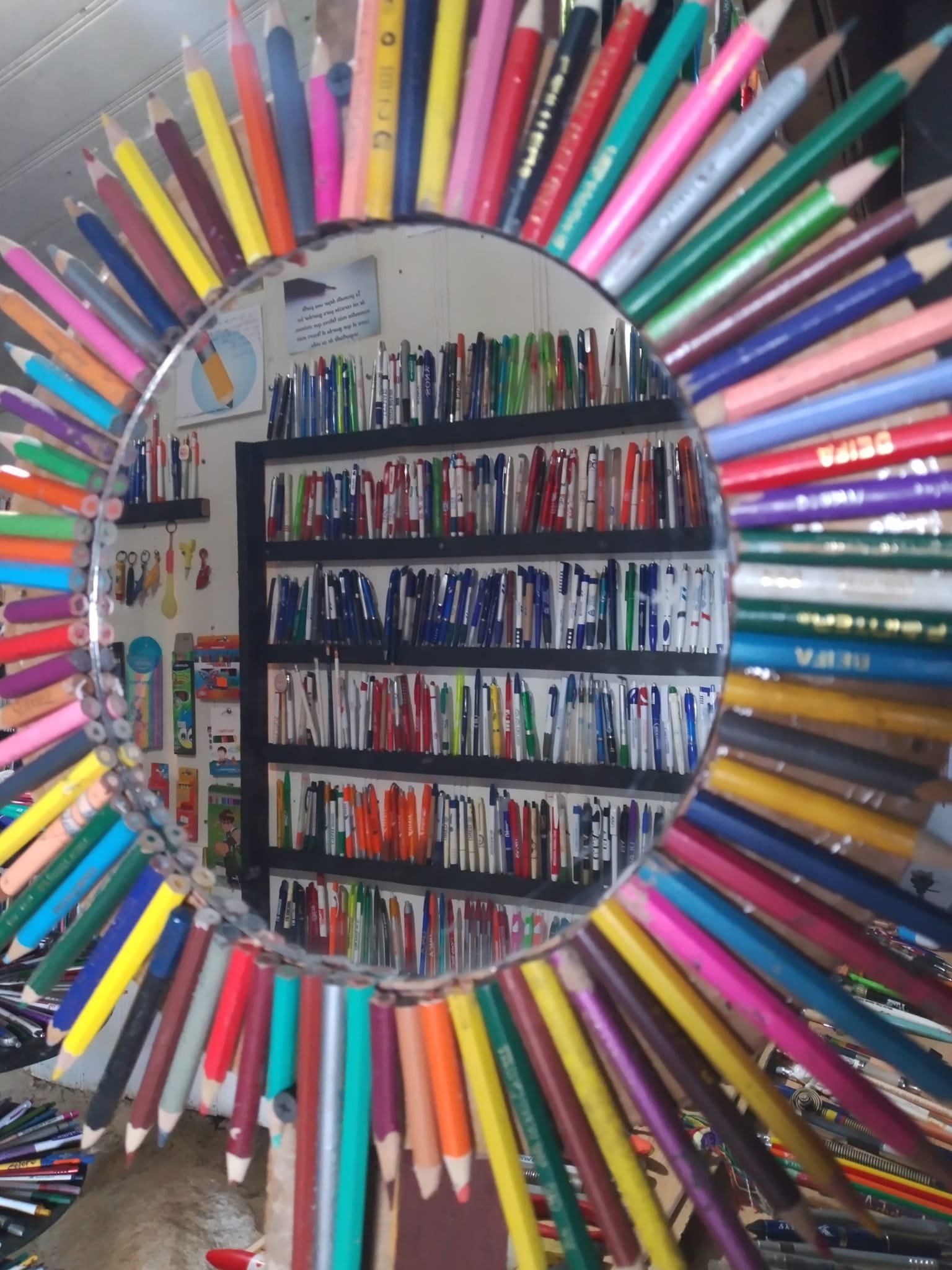 Don José Luis González Barrantes, es el dueño del Museo del Lápiz, ubicado en Valencia de Páramo, sector norte de Pérez Zeledón