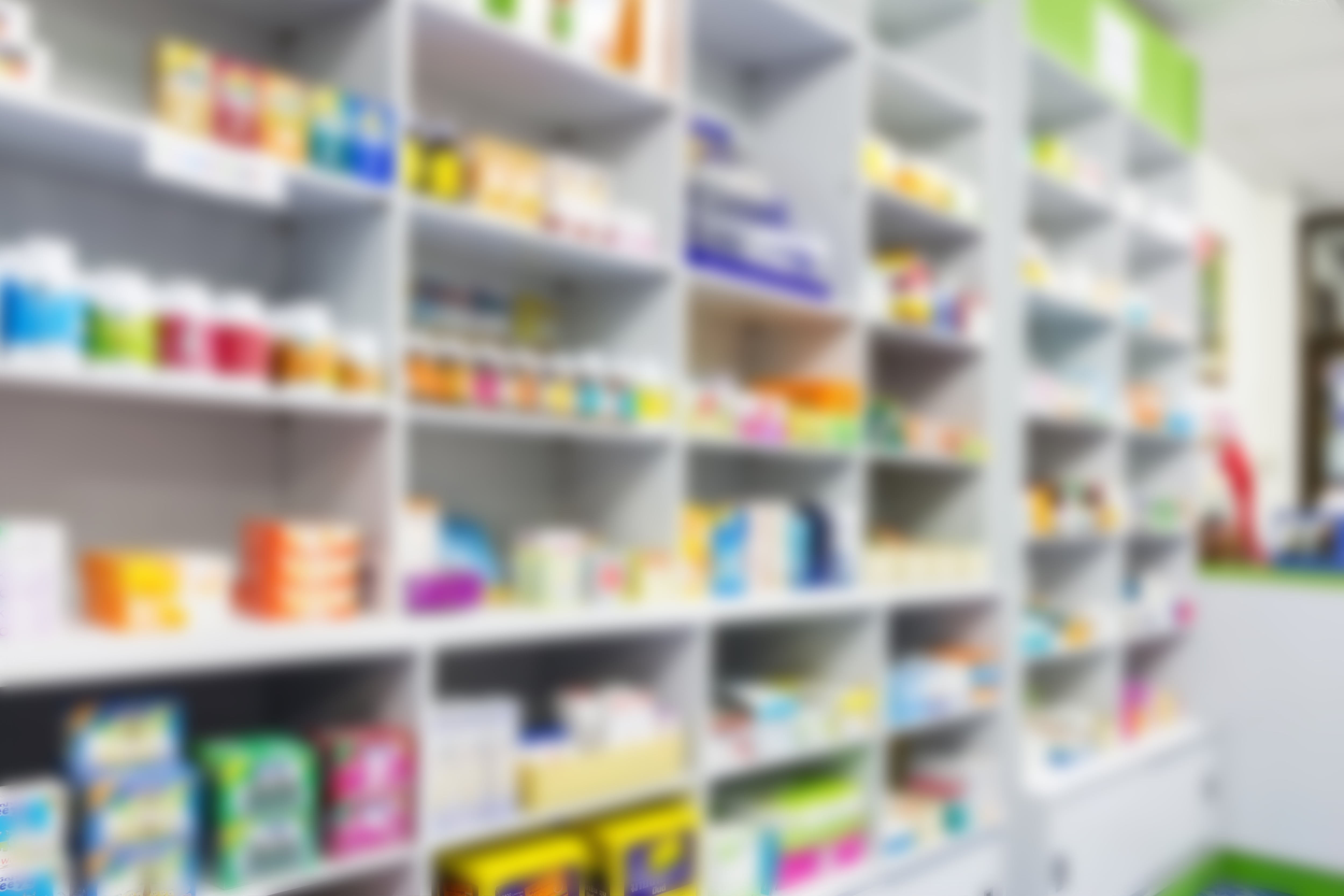 Imagen borrosa de repisas con medicamentos, medicinas, fármacos, en farmacia