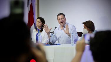 Fiscalía General decomisa documentos en el TSE sobre campaña de Rodrigo Chaves