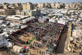 En medio de la destrucción en Gaza, decenas de parejas celebraron boda colectiva