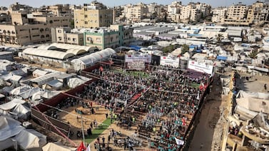 En medio de la destrucción en Gaza, decenas de parejas celebraron boda colectiva