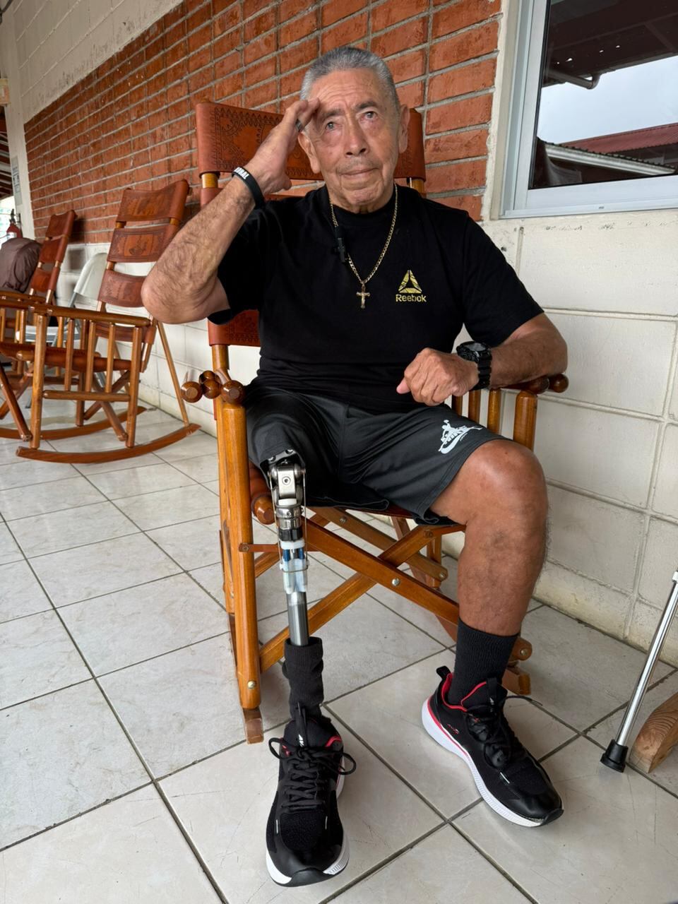Jorge Asimbaya Rodríguez se enfrentó a Chuck Norris sobrevivió a una bacteria que obligó a amputarle una pierna. Hoy, desde Costa Rica, sigue formando campeones y asegura que su mayor victoria fue no rendirse.