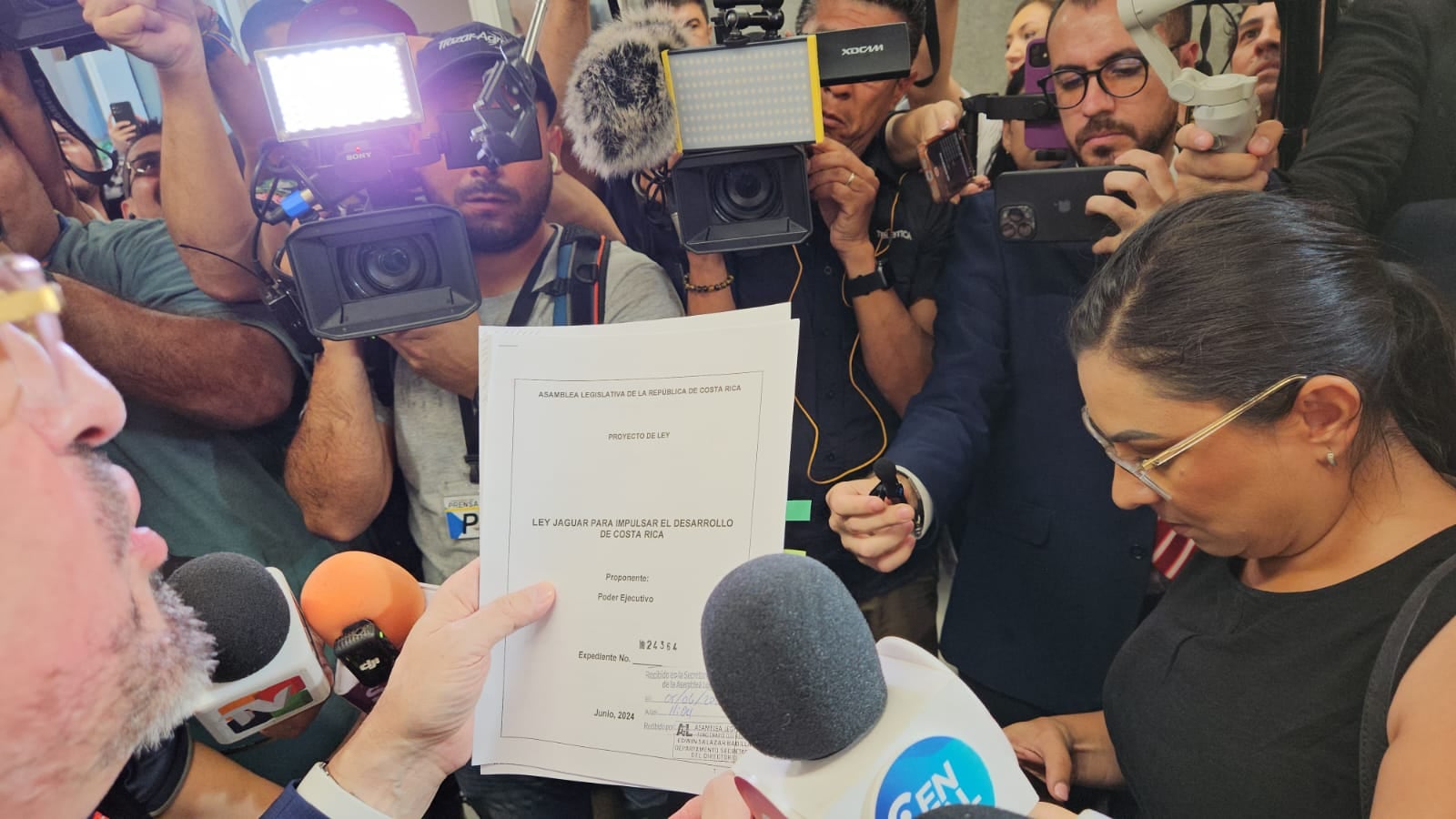 Rodrigo Chaves llegó a la Asamblea Legislativa para presentar un proyecto de ley sobre el referéndum