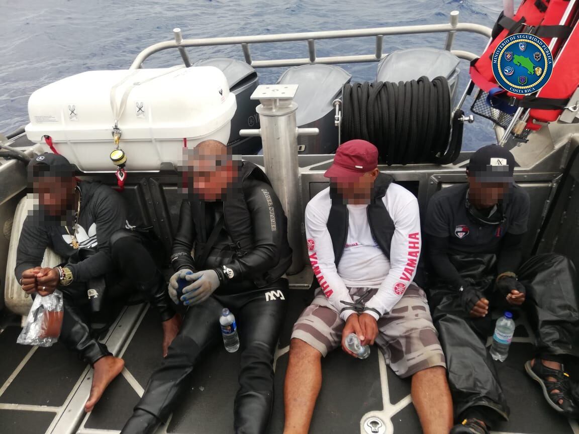 Detienen a dos costarricenses y dos colombianos sospechosos de transportar 1441 paquetes de cocaína en lancha. Foto MSP.