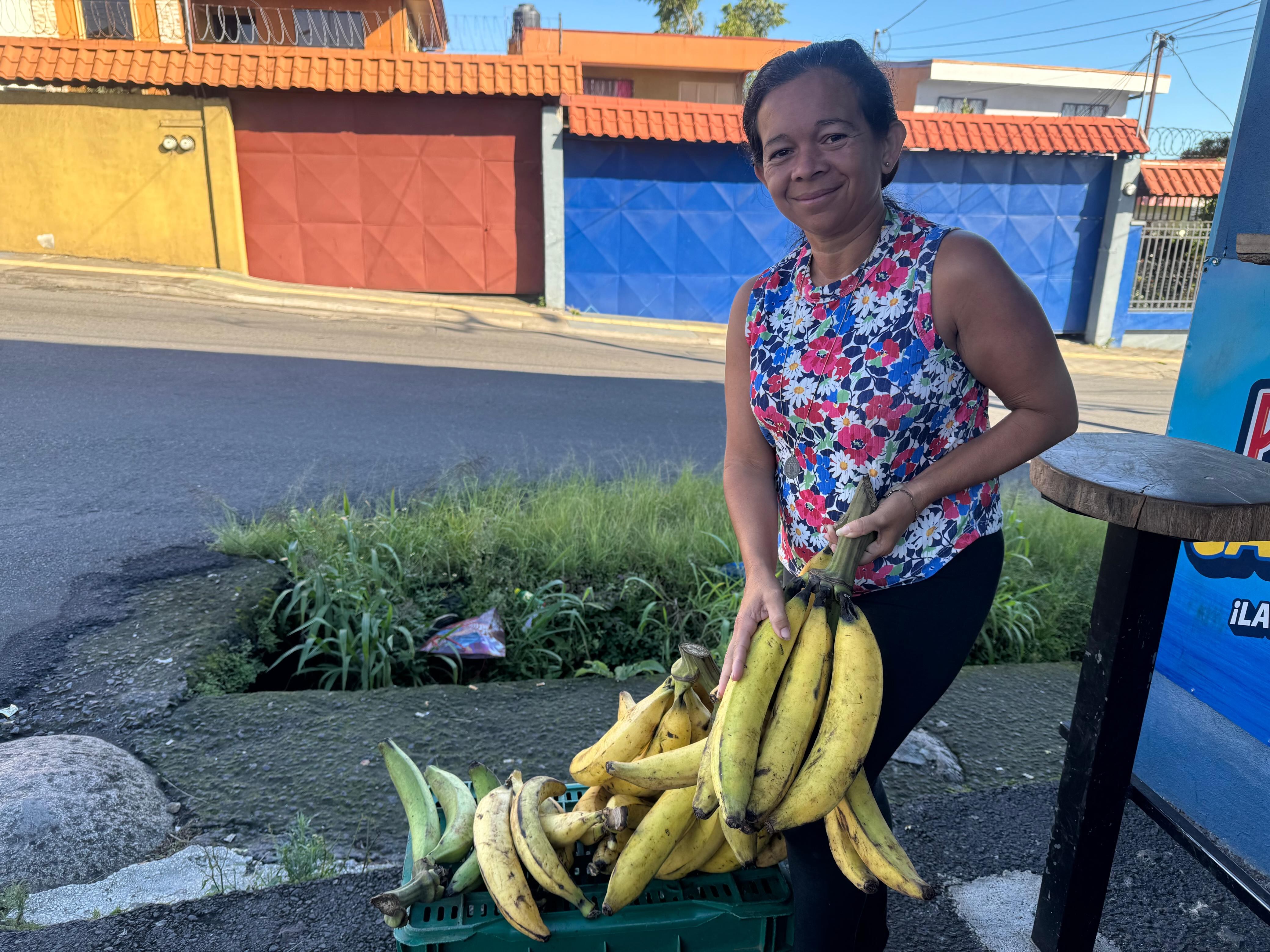 Una vecina de San Juan de Dios convirtió su carreta y los plátanos en una gran oportunidad.